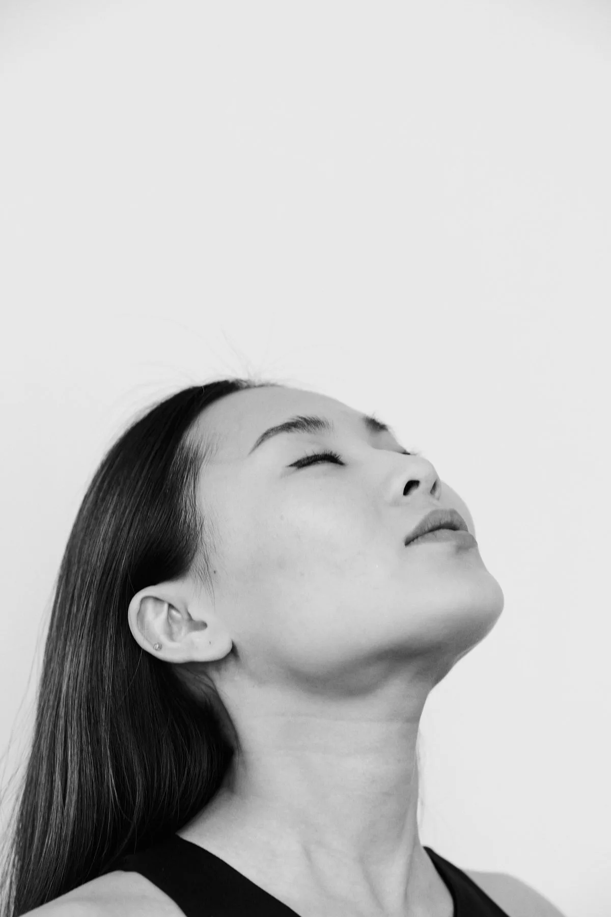 Chân dung nghiêng của cô gái, ảnh đen trắng