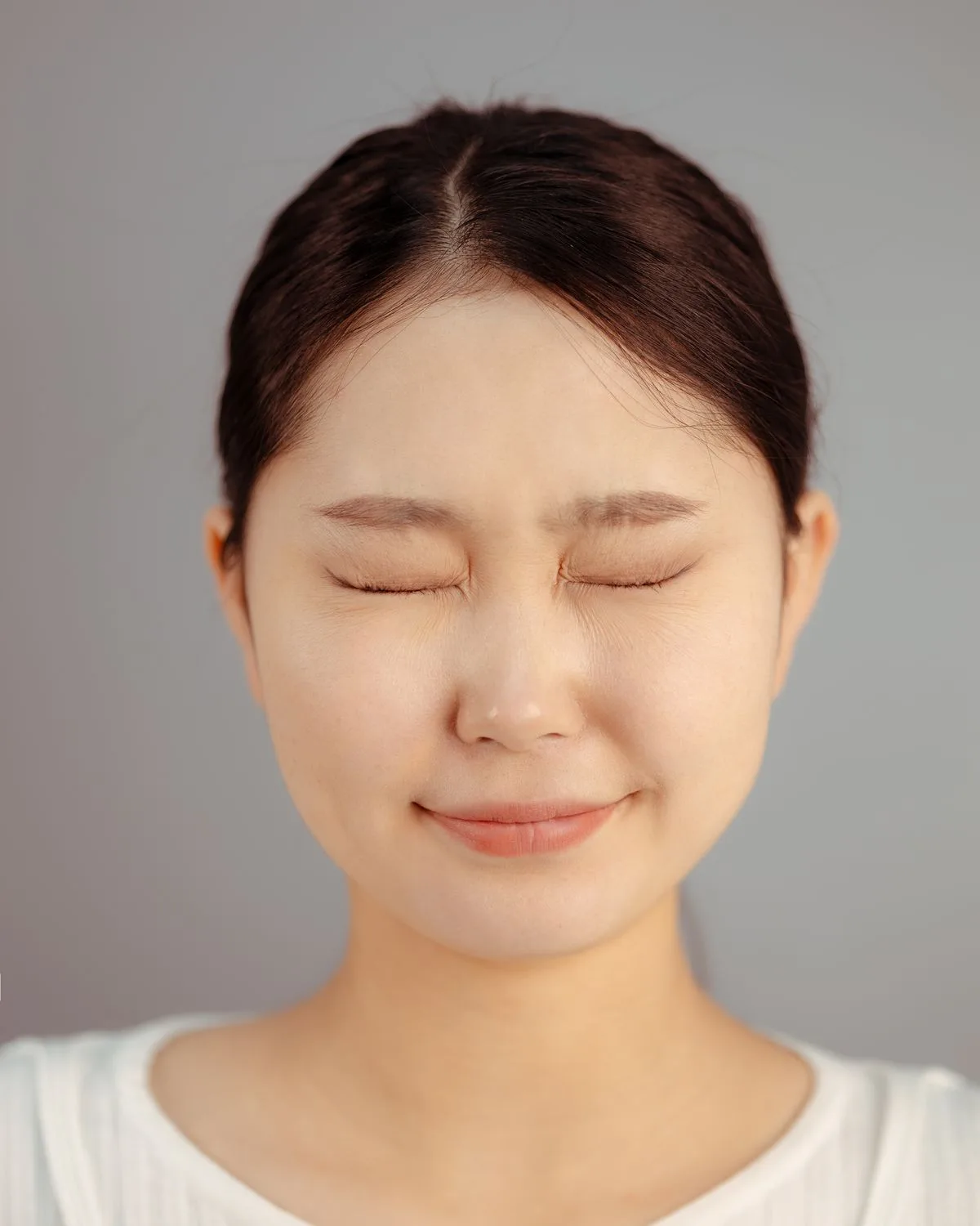 Cô gái nhắm mắt thư giãn với làn da mộc