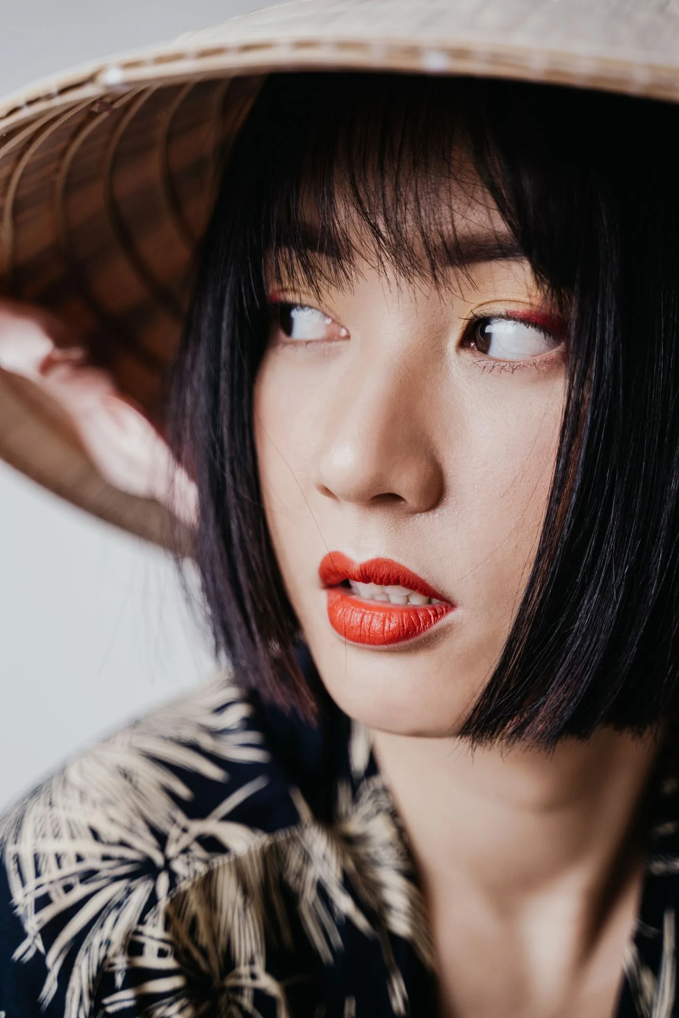 Cô gái đội nón lá, môi màu cam đất